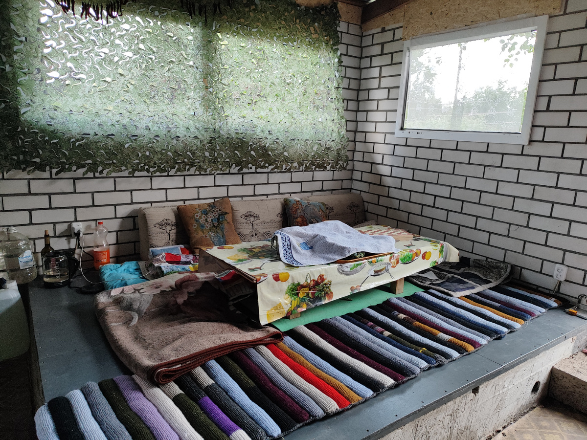 Такая зона с маленьким столом. Удобно. Можно сразу и отдохнуть после обеда.