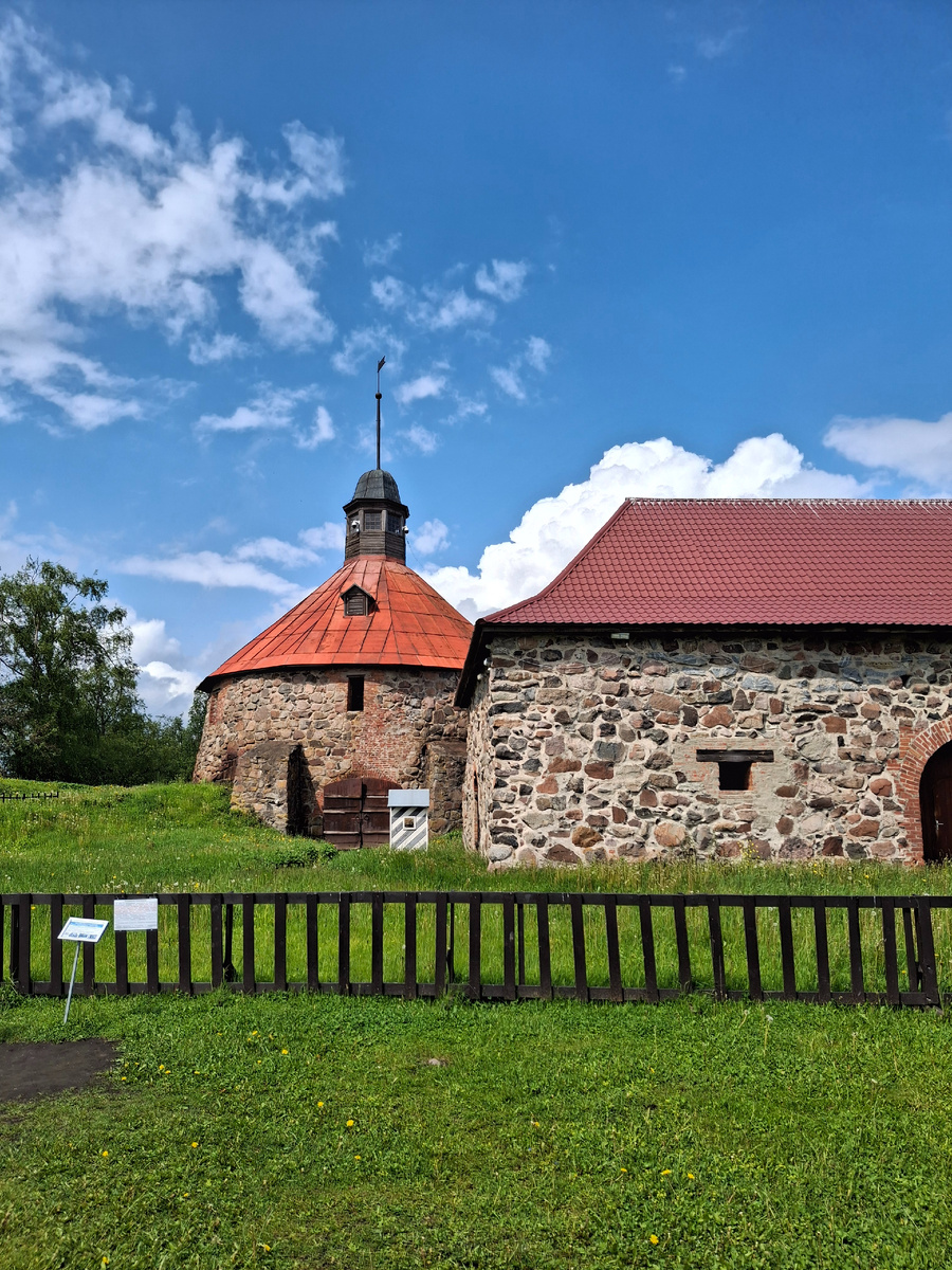 Фото автора. На территории крепости. А сожалению, сейчас закрыты многие объекты, готовятся к реставрации.