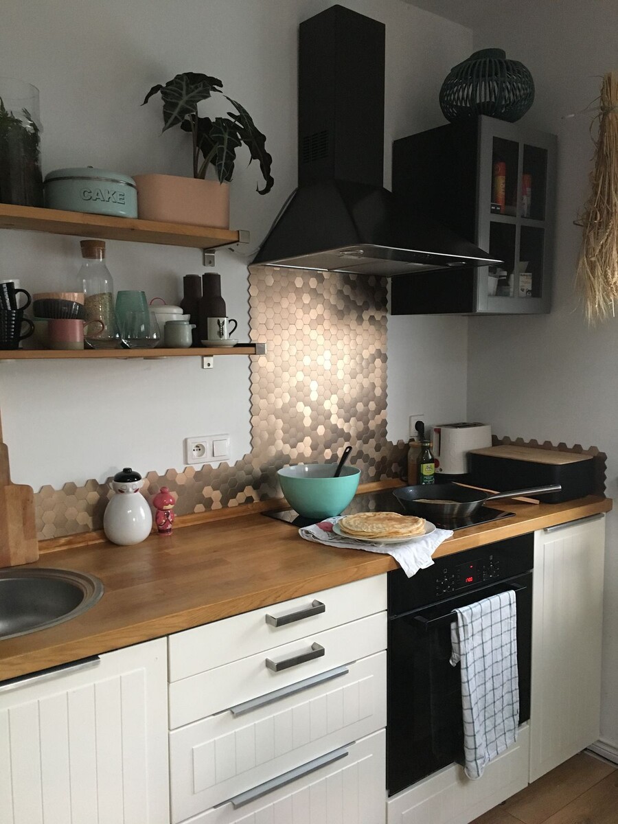 Можно сделать фартук не под самые шкафы, тоже будет смотрется интересно. 