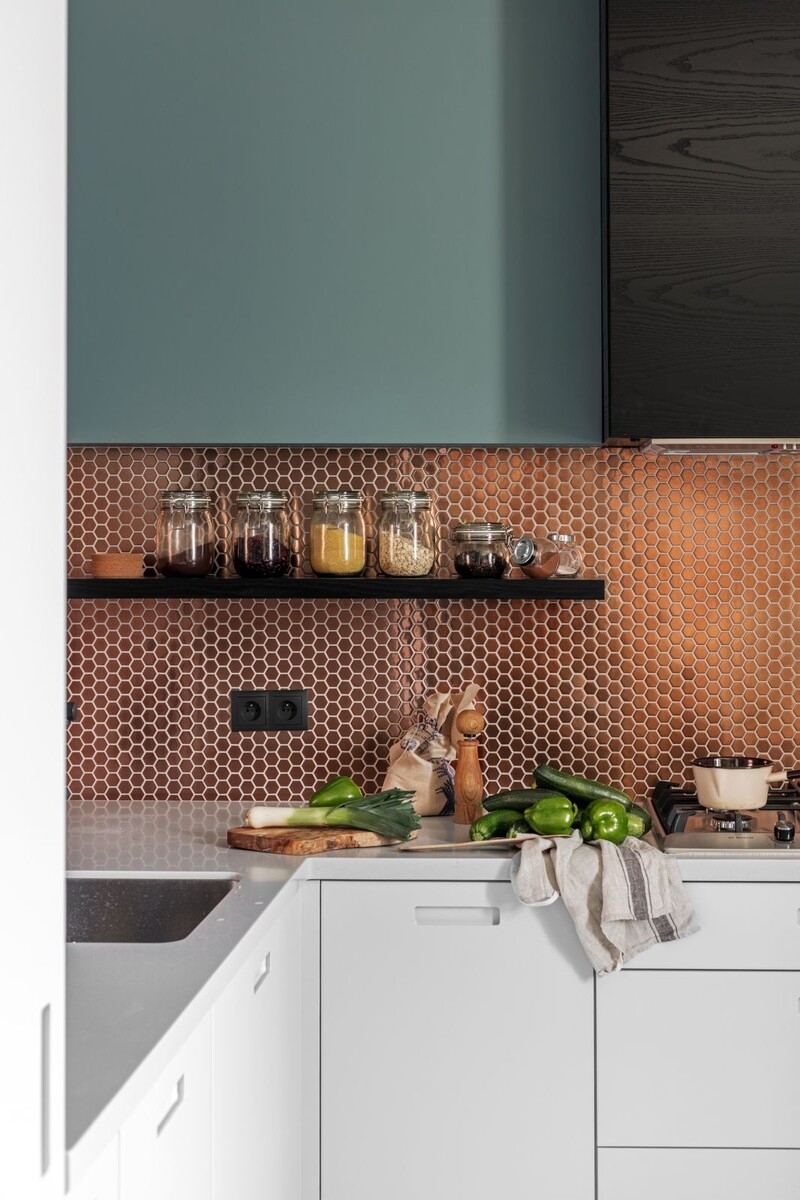 Она же поближе 