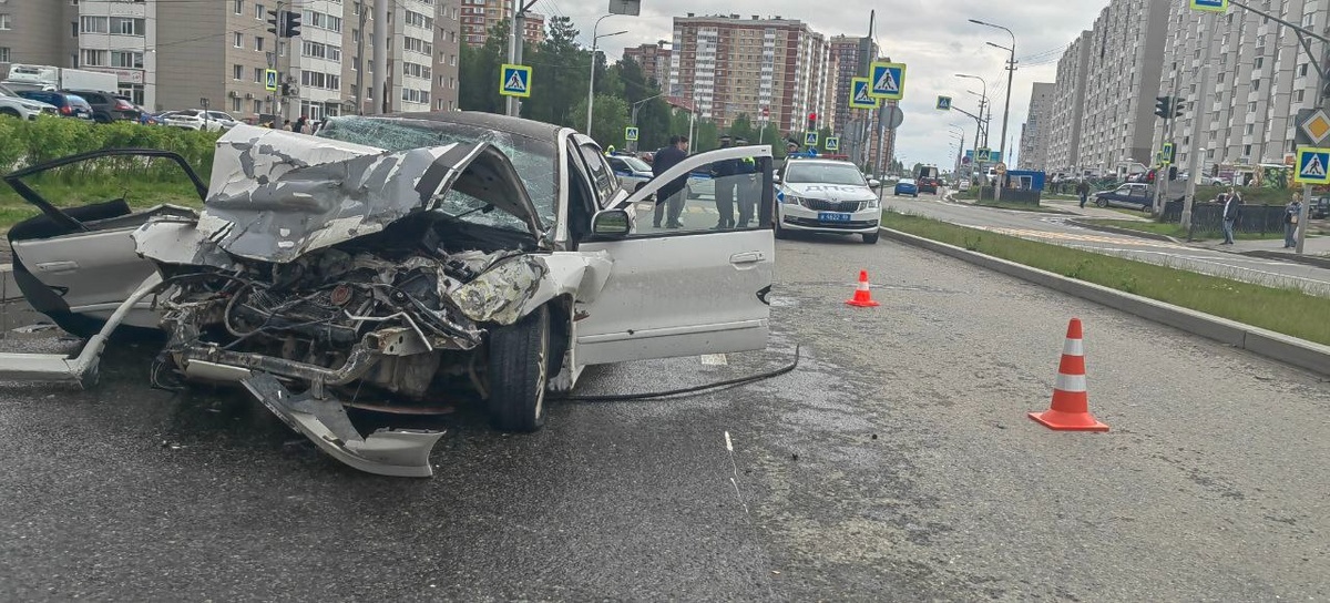    В Сургуте легковой автомобиль вылетел в автобус, погиб человек