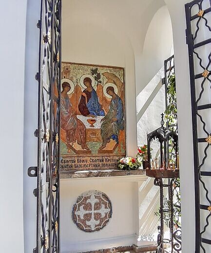 Свято-Троицкая часовня (возведена в 2001 году) на историческом месте древних церквей и храма во Имя Святой Троицы, Смоленское кладбище, Васильевский остров, г. Санкт-Петербург.  Мозаичная икона выполнена по каноническому образу Святой Троицы, созданной преподобным Андреем Рублёвым. Иллюстрация из сети