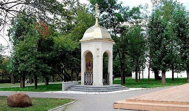 Свято-Троицкая часовня (возведена в 2011 году) с мозаичной иконой, в Спасо-Андрониковом монастыре - одном из старейших монастырей Москвы, где трудился иконописец преподобный Андрей Рублев и где находится его могила; с 1960 г. там действует Музей древнерусского искусства имени Андрея Рублёва. Иллюстрация из сети