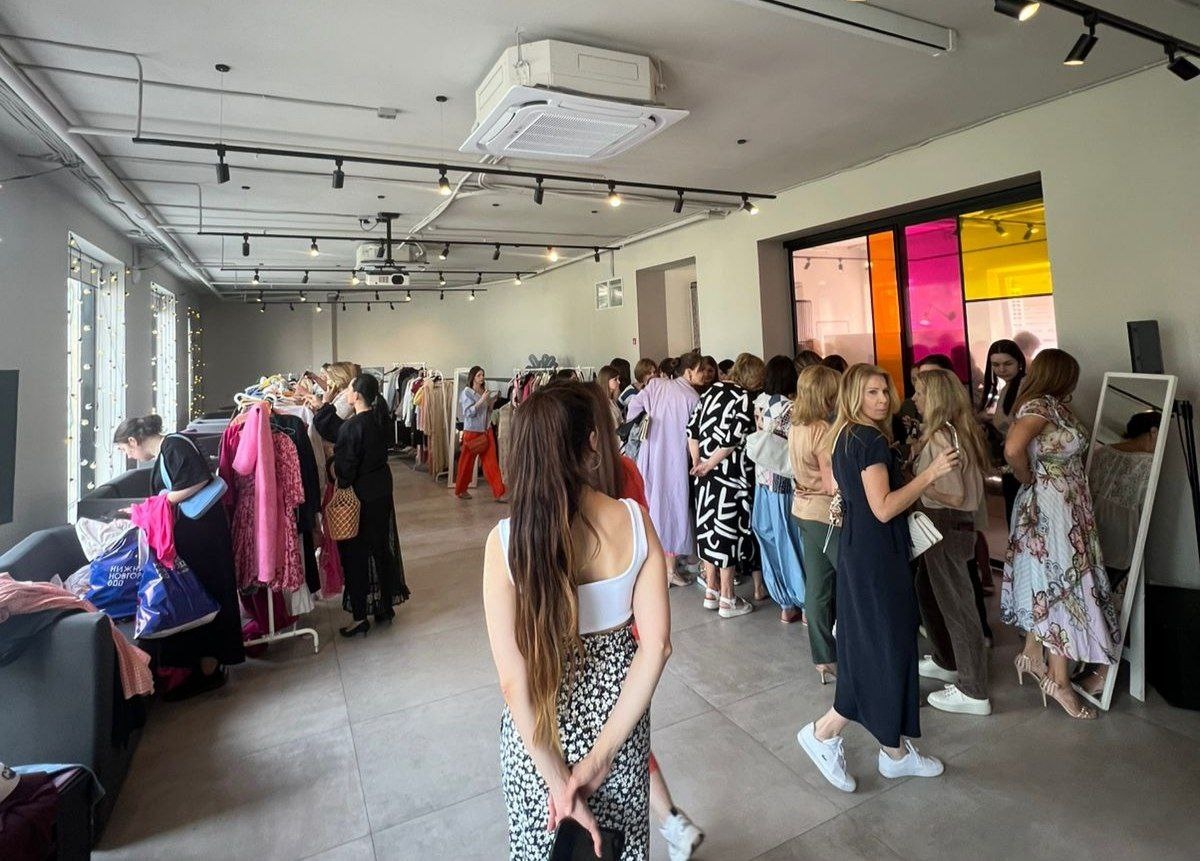    На барахолке представили вещи как мировых, так и российских брендов, в том числе нижегородских