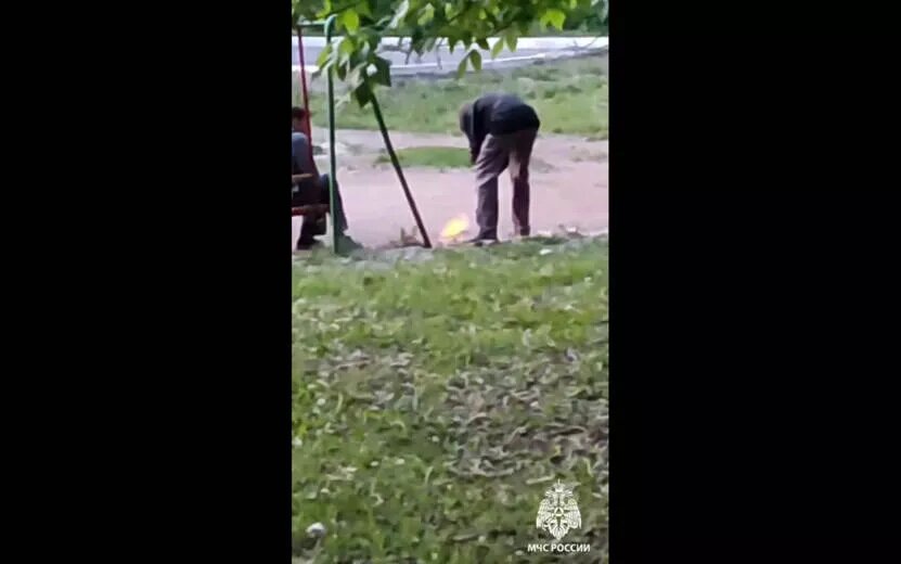    Подростки подожгли тополиный пух во дворе в Ижевске