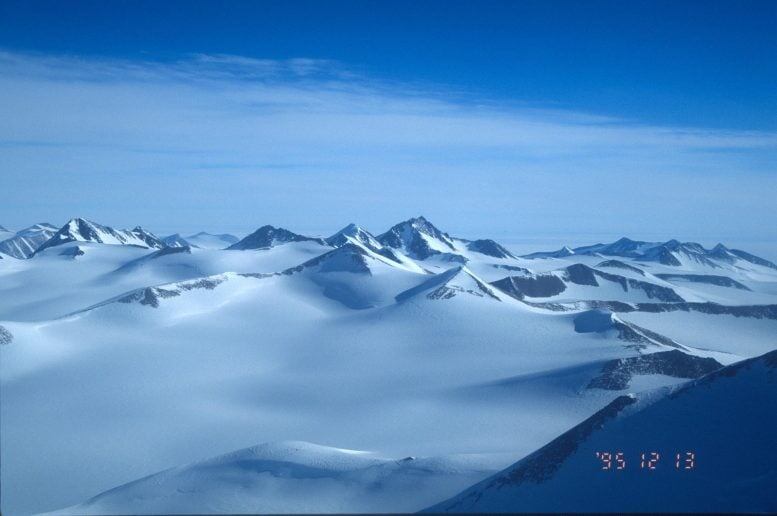 Ледяная корка на поверхности Трансантарктических гор. Фото: Тимоти Полсен