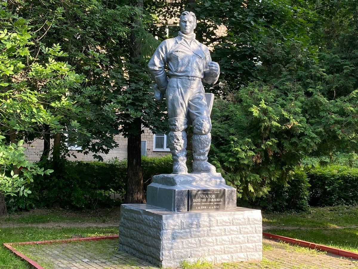 Химки. Памятник Чкалову. Фото автора.