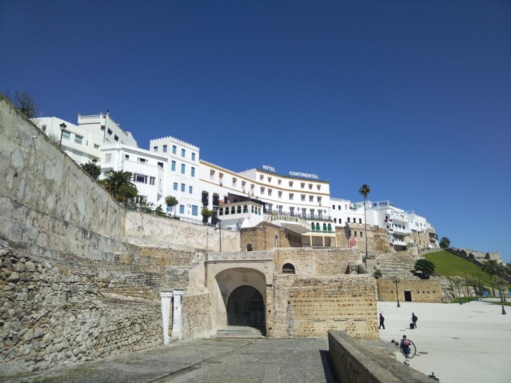 Отель Континенталь стоит на набережной, лицом к порту