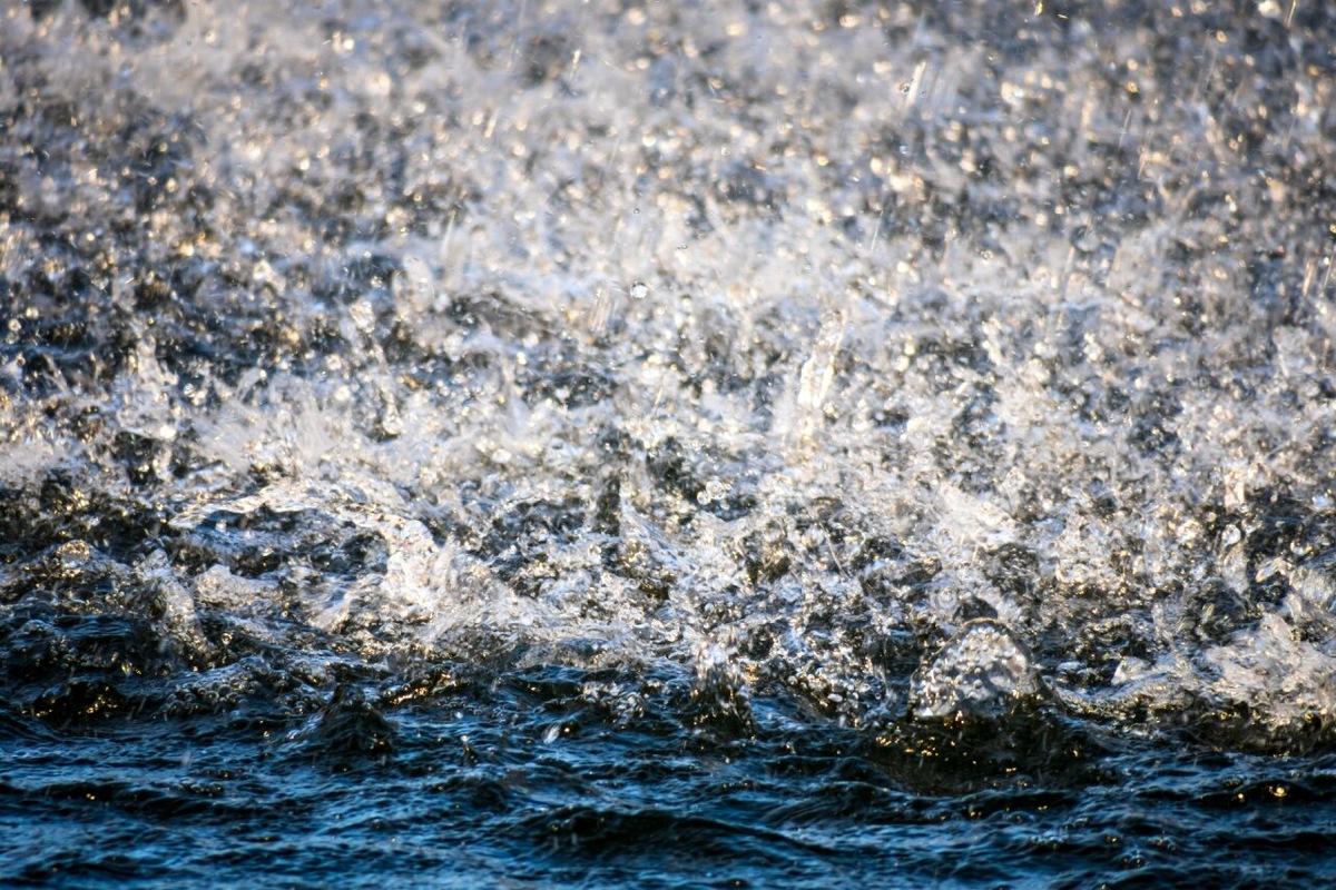 хаос миллиардов молекул воды.