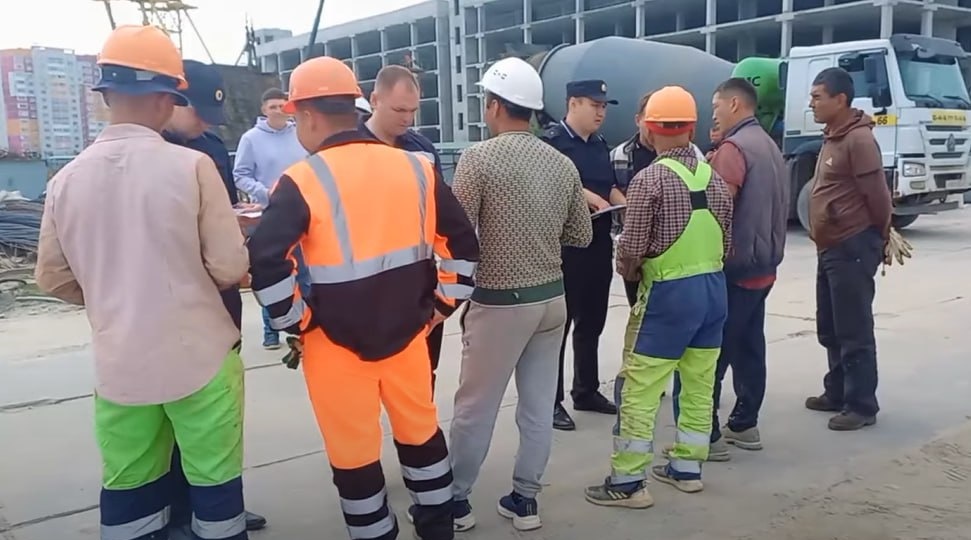 «Деньги нету уже совсем»: таджики паникуют из-за внезапного удара России по кошелькам мигрантов