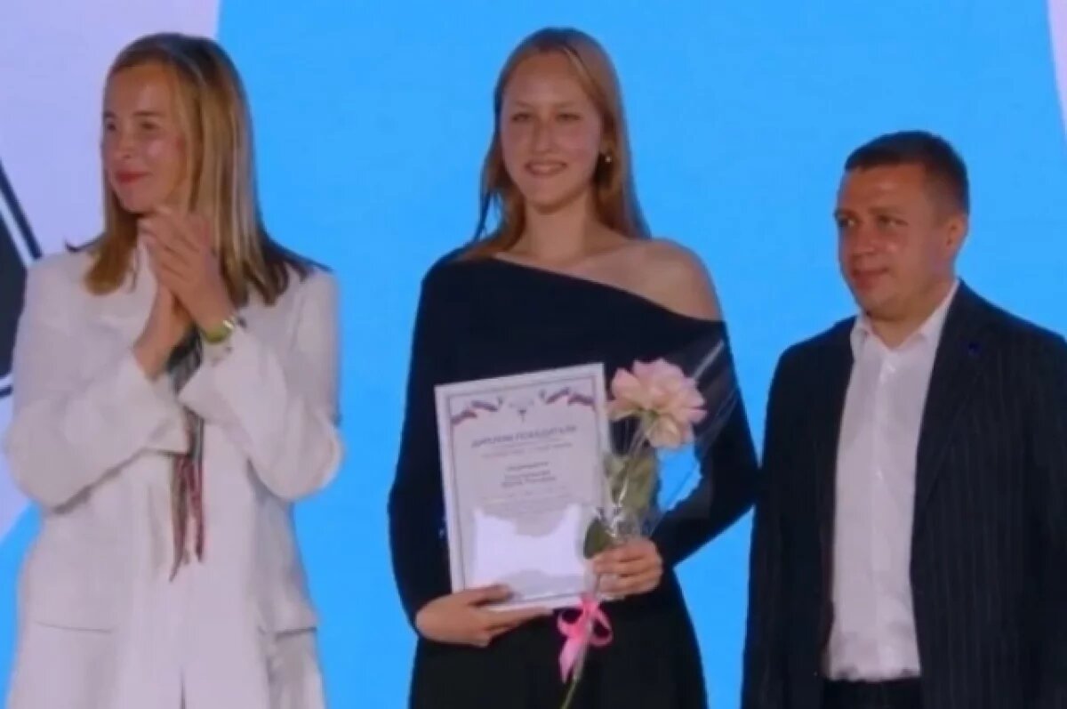    Мария Гусельникова (в центре) стала одной из победительниц конкурса.