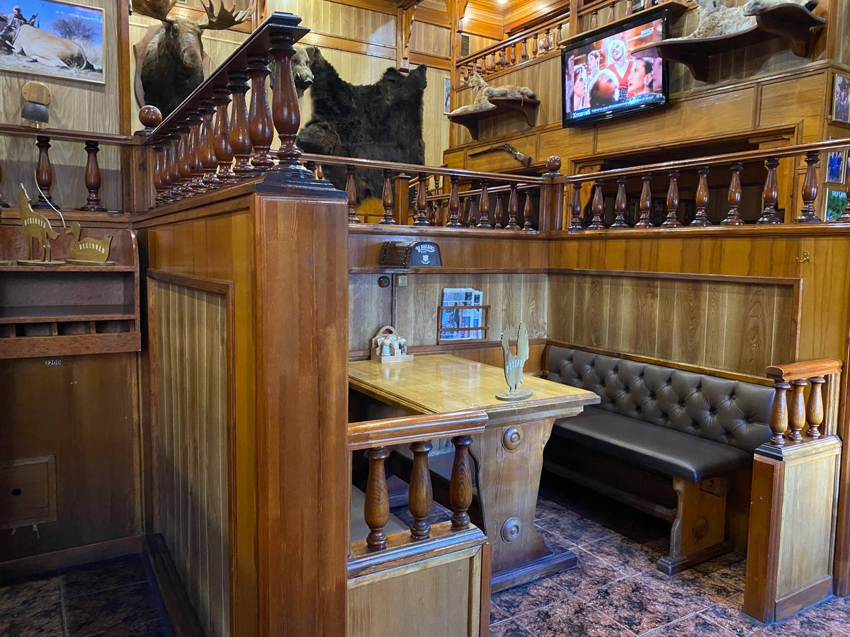 Столик-кабинет на четверых