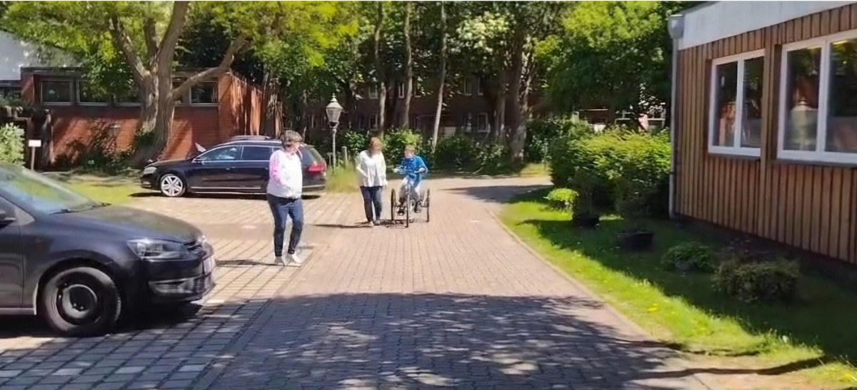 Кадр одного из первых видео. 