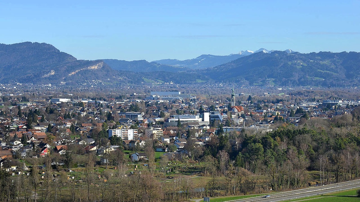 город Хёхст (Höchst), расположен на федеральной земле Форарльберг (Vorarlberg), на западе Австрии.