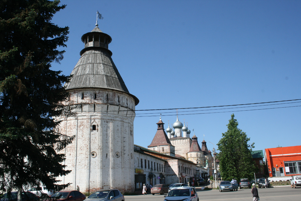 Северная стена Борисоглебского монастыря. Вид со стороны площади.