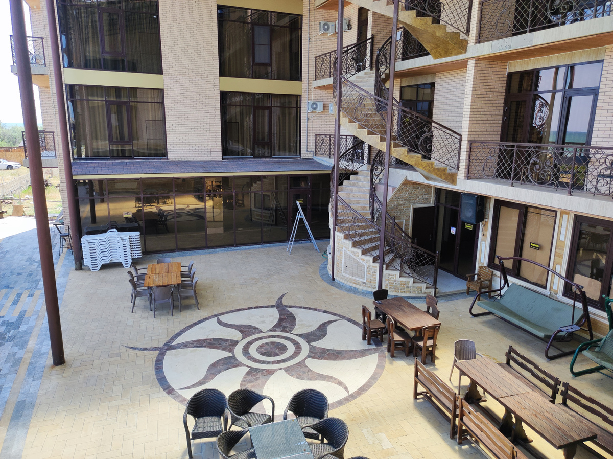 Гостиница расположена в селе Инчхе, в 12 км на юг от Избербаша. Очаровательный внутренний двор под крышей с видом на море.