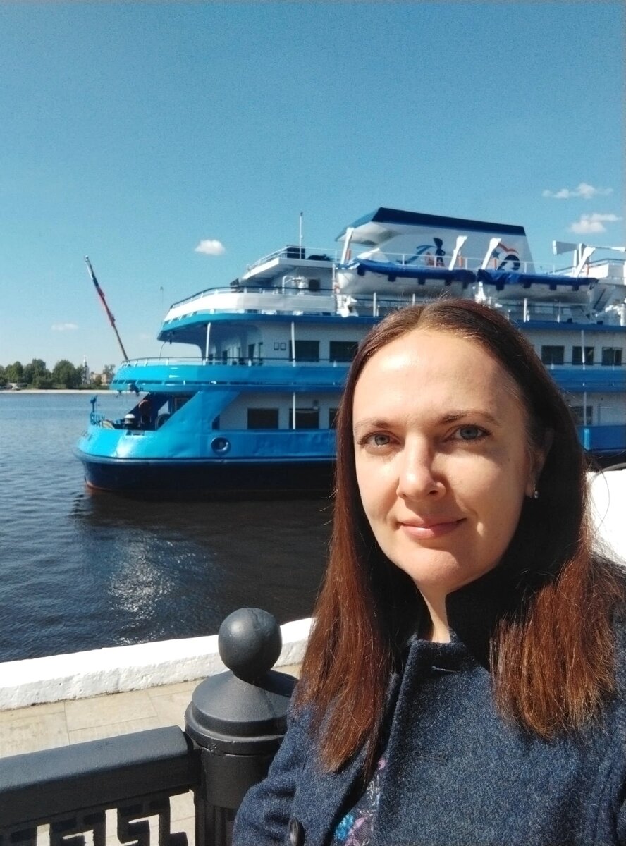 На фоне теплохода “Маленький принц“