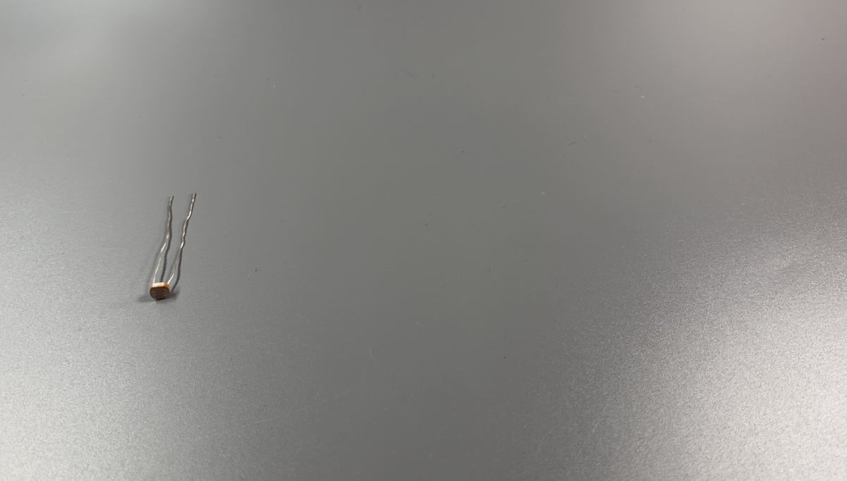 LDR является ключевым компонентом, который обнаруживает свет. Он работает, изменяя свое сопротивление, в зависимости от интенсивности падающего света