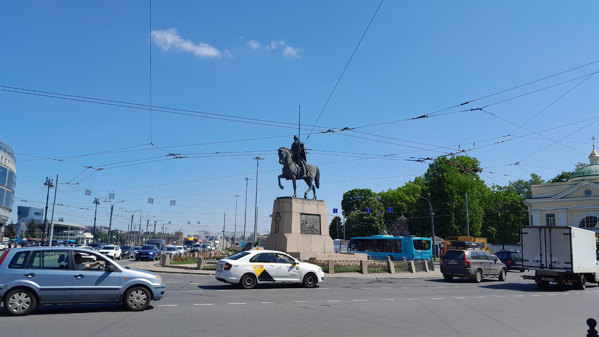 Памятник Александру Невскому перед Лаврой. Подойти нельзя, а провода не дают сделать хороший кадр.