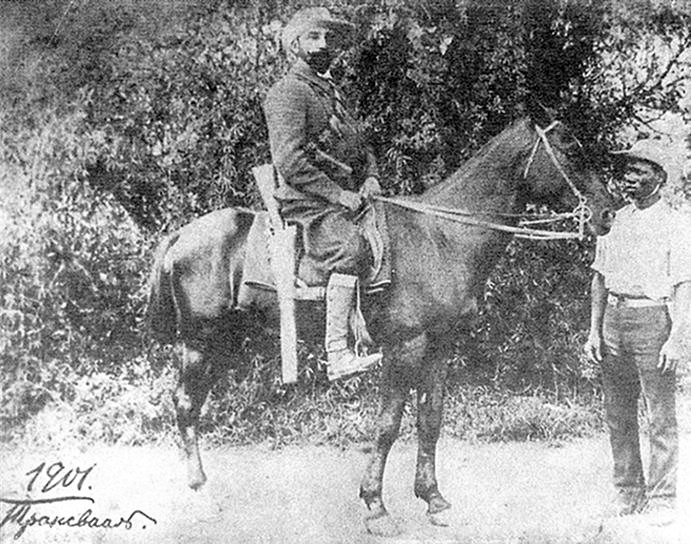 Командир русского добровольческого отряда на бурской службе штаб-ротмистр А.Н. Ганецкий и его ординарец-"кафр", 1901.