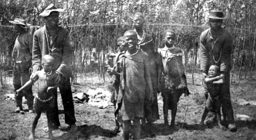 Типичным стилем одежды для познакомившихся с "цивилизацией" туземцев в Южной Африке в конце ХIX в. стали обноски "белого человека".