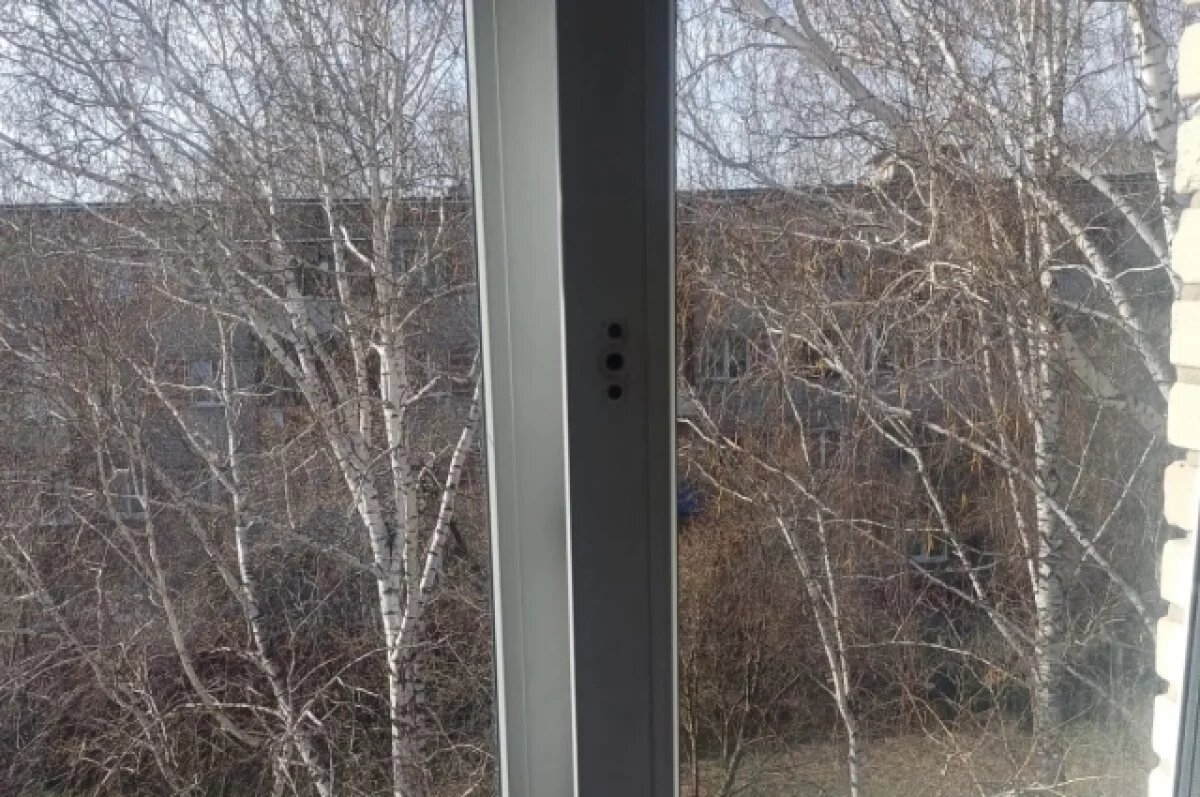    В Башкирии школьник спас выпавшую из окна третьего этажа 2-летнюю девочку