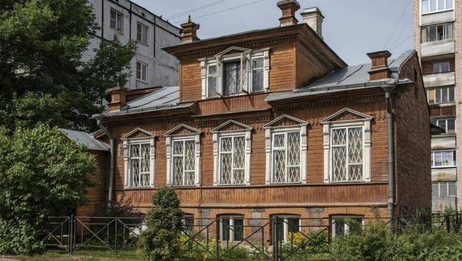    Здание историко-краеведческого музея в Луге (по центру), объект культурного наследия. Автор фото: t.me/lenobladminka / Пресс-служба губернатора и правительства Ленинградской области