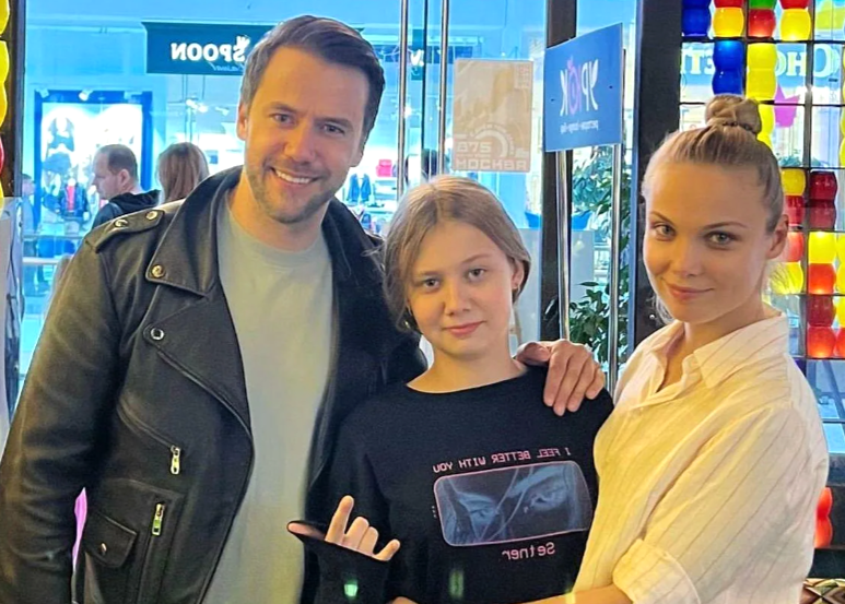 на фото Маша Жидкова с родителями Иваном Жидковым и Татьяной Арнтгольц