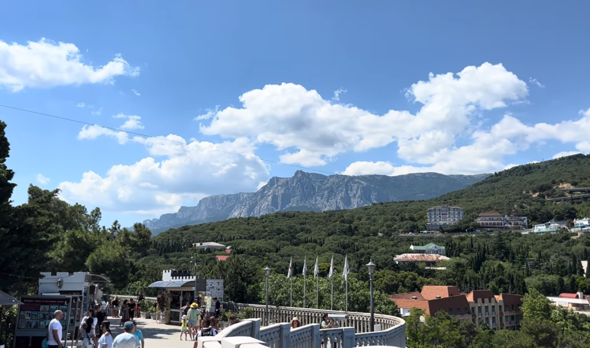 Вид на гору  Ай-Петри с  замка "Ласточкино гнезддо" 