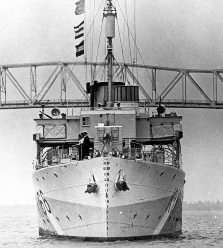 Канадский корвет «Сноубэрри» (HMCS Snowberry) в порту. Вид с носа, май 1943 года