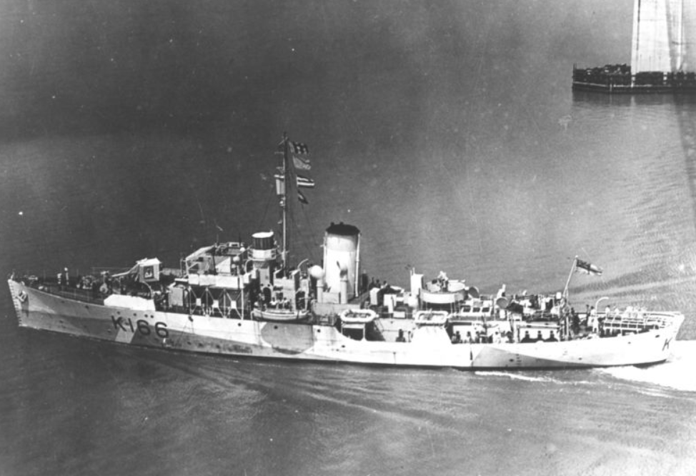 Канадский корвет «Сноубэрри» (HMCS Snowberry) в море в годы войны