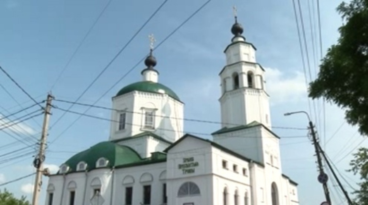    В курских храмах готовятся встречать Святую Троицу