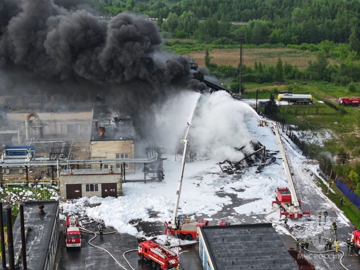    Огнем полностью уничтожены две ёмкости с битумом