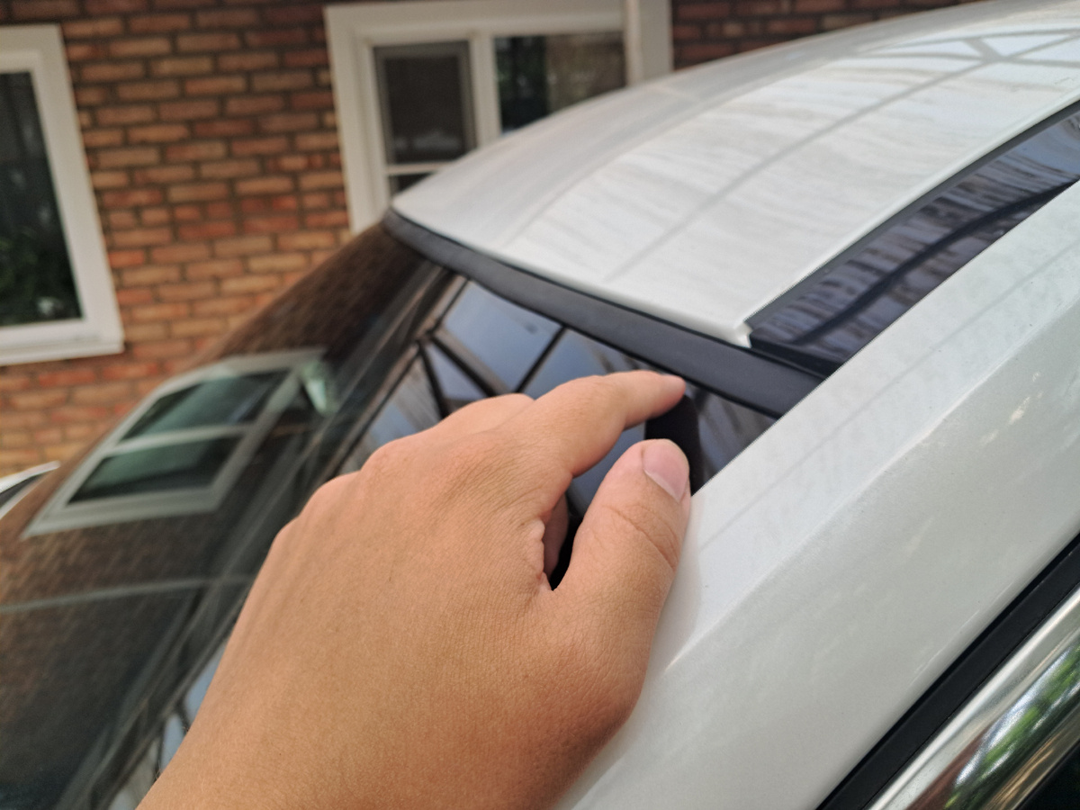 Уплотнитель защищает кромку крыши от сколов