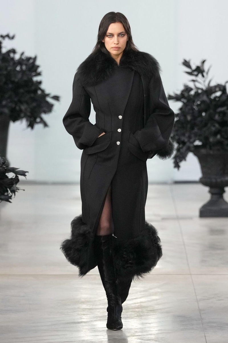 Модель Ирина Шейк на показе коллекции Блюмарин