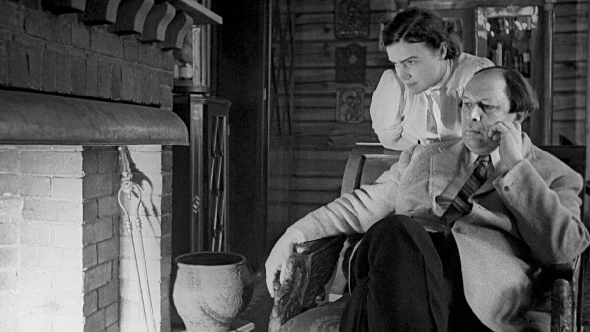    Писатель Алексей Толстой и его супруга Людмила Ильинична на даче в поселке Барвиха / Фото: Владимир Малышев / ТАСС