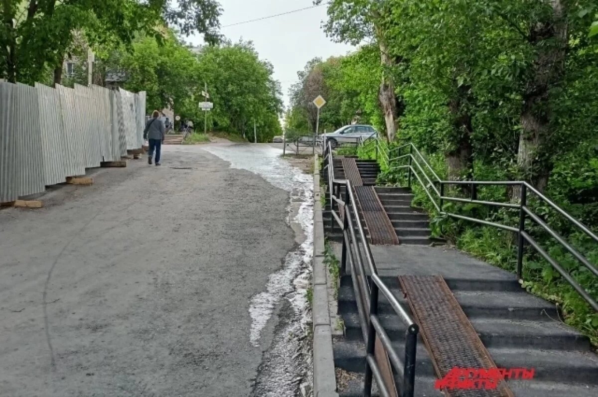    Пермяки жалуются на вонючий ручей, бегущий из канализации в центре города