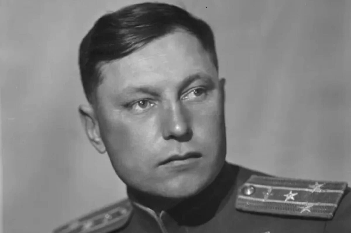 Его вклад в войну поистине колоссален. Покрышкин стал автором новых тактических приёмов воздушного патрулирования, таких как "Скоростные качели" и "Кубанская этажерка". Сложно сказать сколько именно он сбил самолётов. Примерно от 30 до 70 Однако чуть не попал под трибунал в 1942 году из-за разногласий с командиром полка.