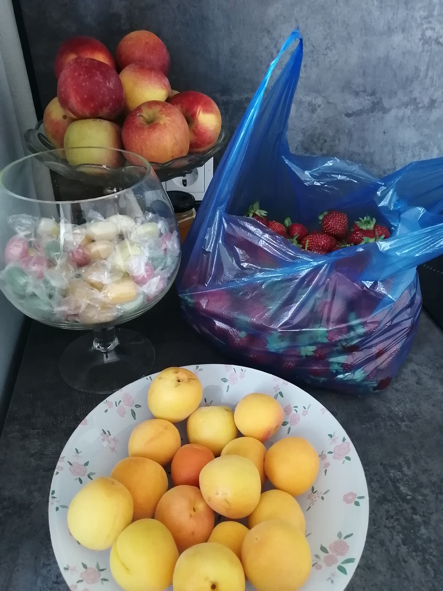 Это был пятничный закуп, клубнику вкуснейшую купила по 350, 2 кг, уже съели к обеду субботы 