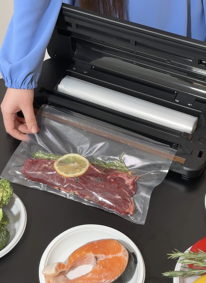 Внутри есть отсек под рулон, нож-резак, желоб для капель и широкая термолента