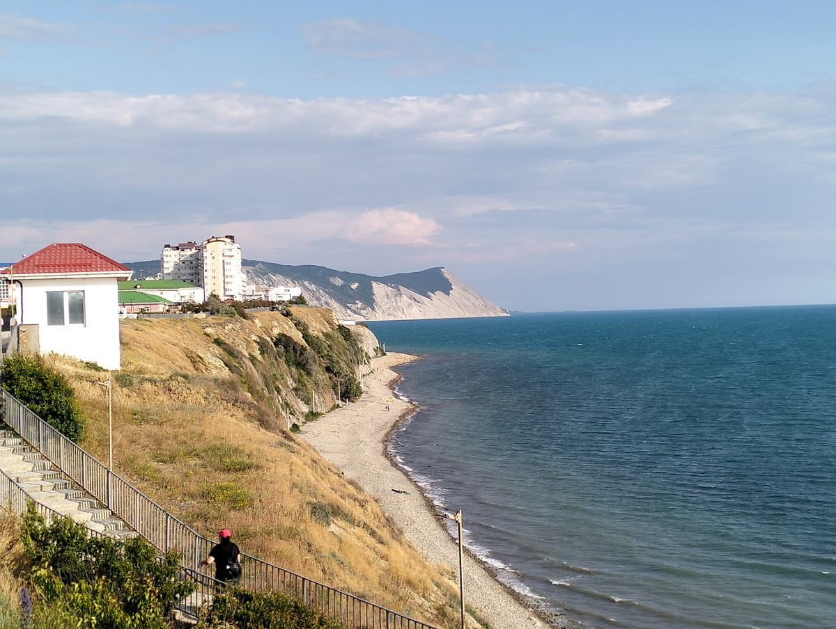 Вид на пляж Высокий берег. Массового наплыва туристов не замечено.