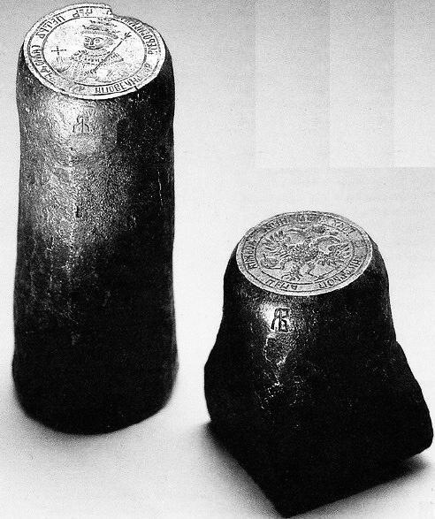 Штемпеля «архаичной» полтины 1699 года с портретом Петра I. На штемпеле стоит дата — (7)207 год от Сотворения мира. Красный монетный двор в Москве, гравёр Василий Андреев (монограмма ЯВ). Монета в тираж не пошла.