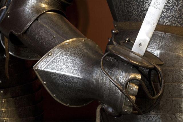 Средневековая перчатка без пальцев.  Источник: https://www.thevintagenews.com