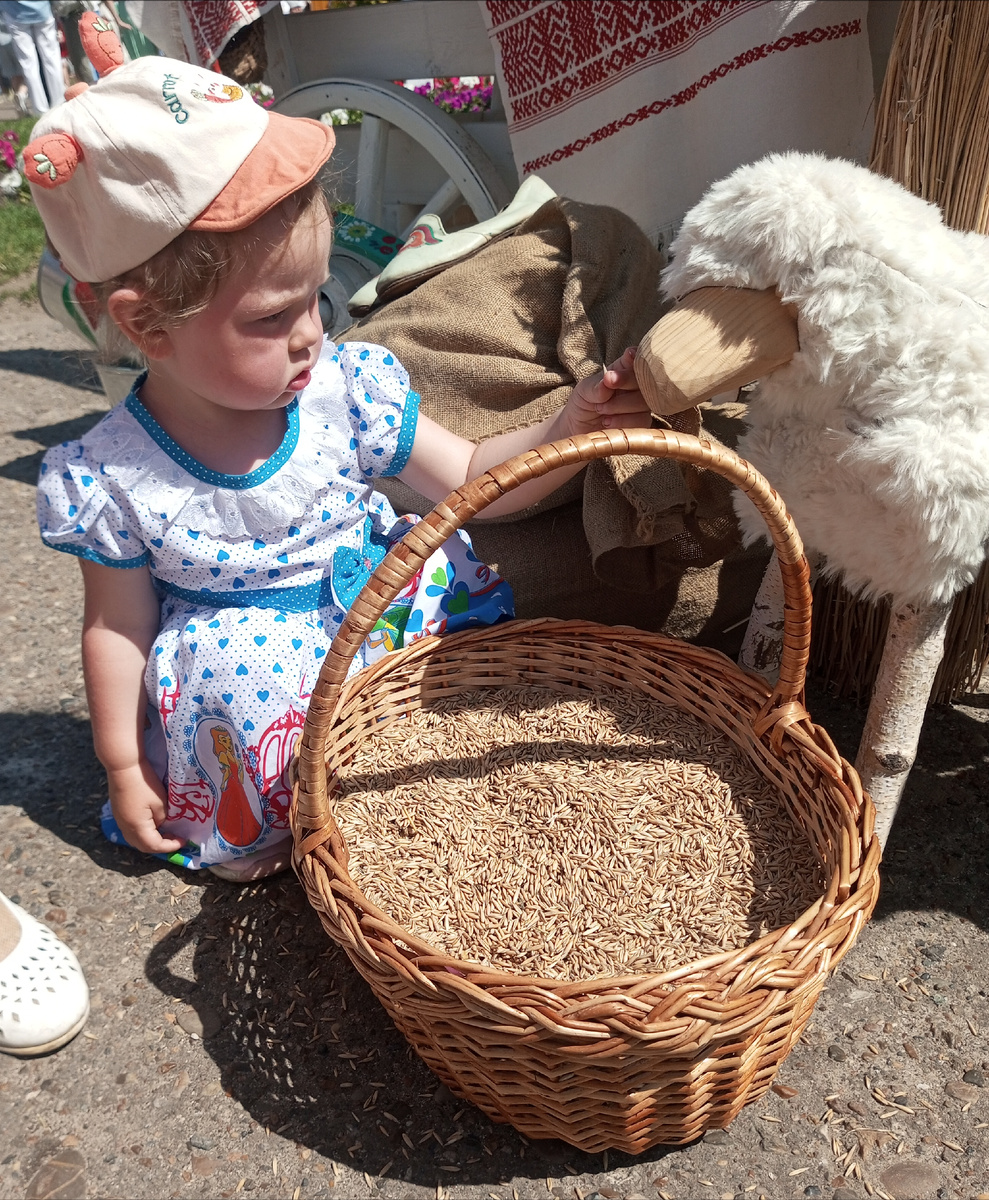 Это вам не шутки, надо покормить! И что, что он не настоящий? 