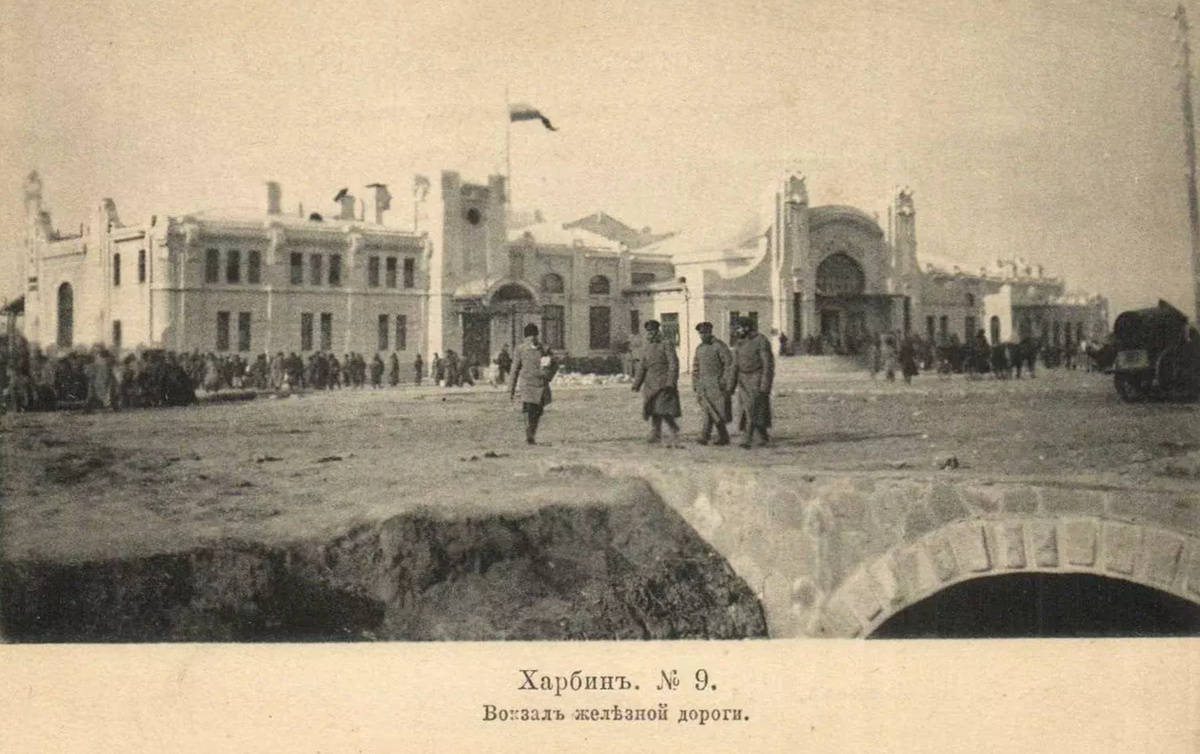 Вот здесь хорошо видно, что фасадом вокзал обращен к Новому городу, куда ведет мост (арка моста видна в правом нижнем углу фото)