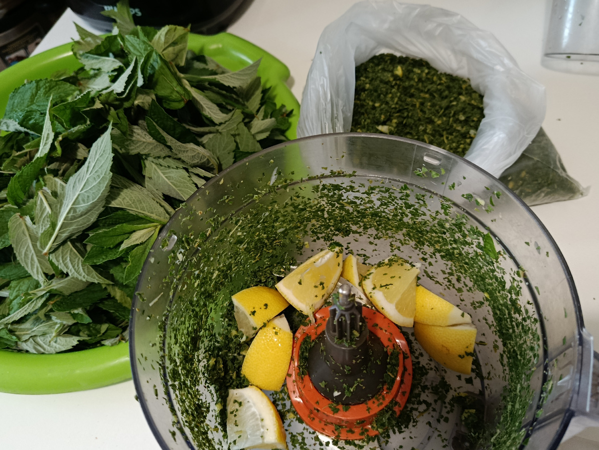 Мяту перемыла, отделила листочки от стеблей, перемолола в блендере с лимоном