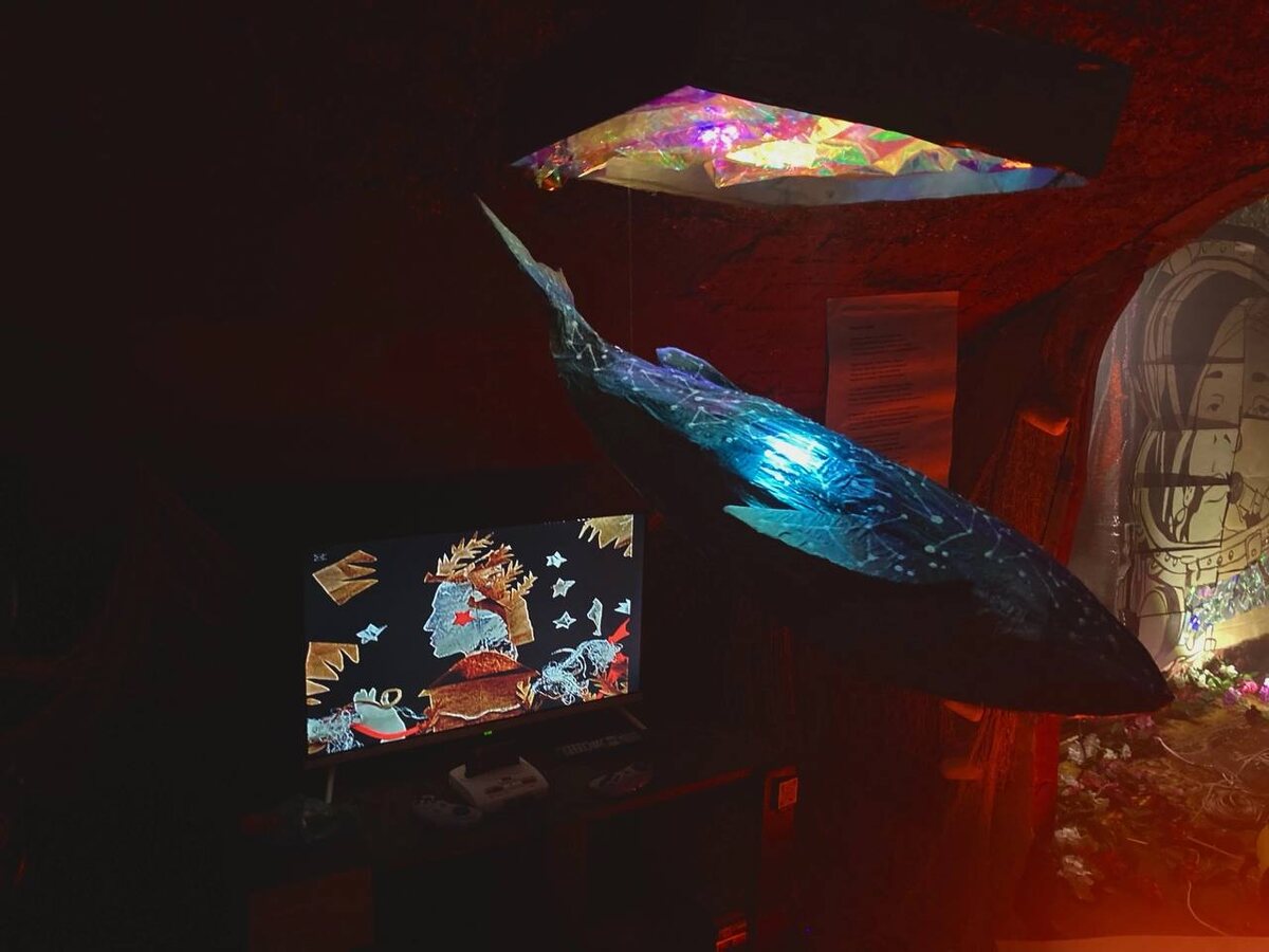 Кит художницы Светланы Новиковой и коллажное видео художницы Irina Tall на выставке «Подземное Исследование Космического Пространства»