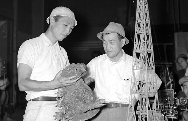 Иширо Хонда во время съемок фильма о Годзилле