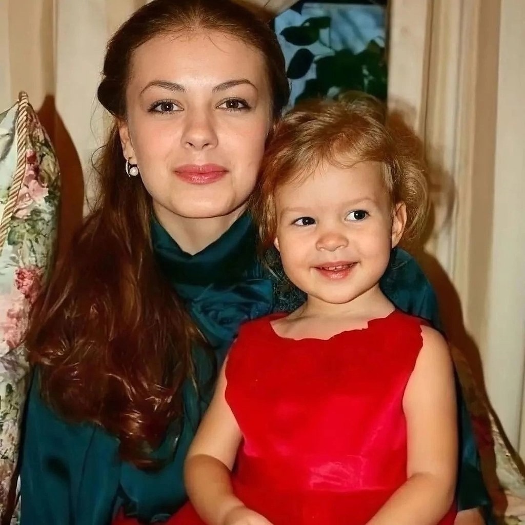 Олеся Фаттахова с дочерью Машей