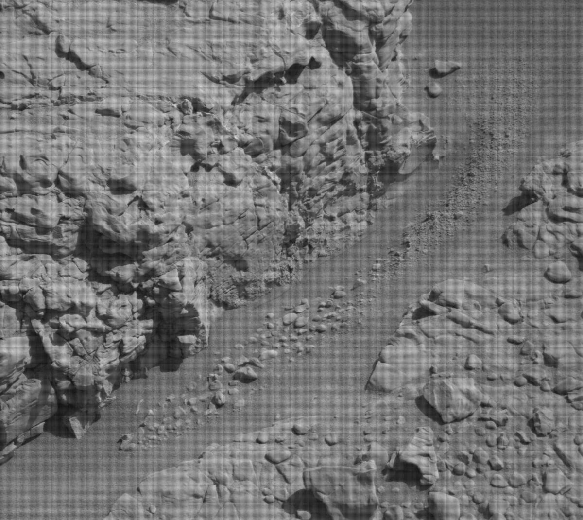 4556-01  Обратите внимание: на торцевой поверхности как-будто слепок от "ракушки". К сожалению, я не смог найти другой ракурс, чтобы посмотреть реальный рельеф торца. Было бы интересно посмотреть как воображение водит нас за нос (или не водит).